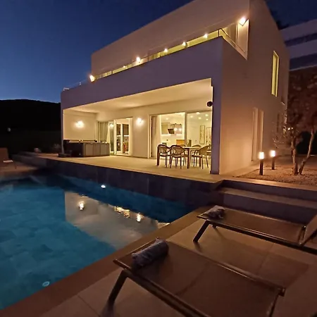 Panoramic With A Pool