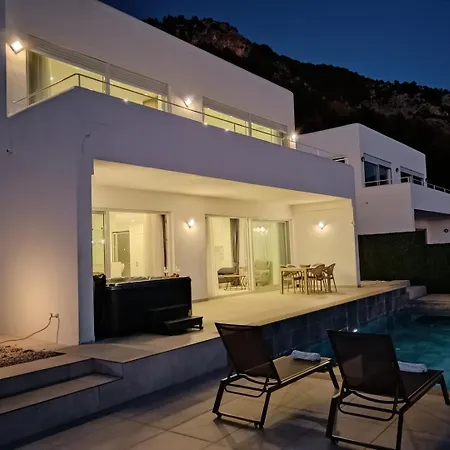 Vakantiehuis Panoramic With A Pool